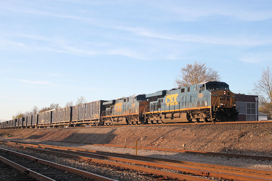 Southbound trash train K281 in the late day's lighy. This train also runs on NS as symbol 64J